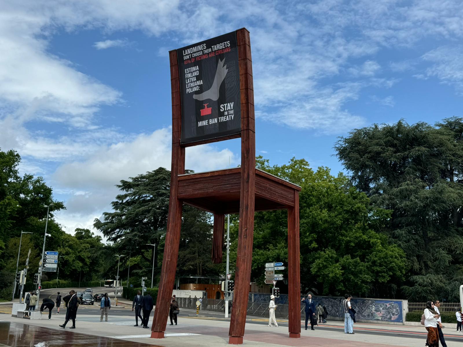 Banner am Broken Chair gegen die Rückkehr von Minen