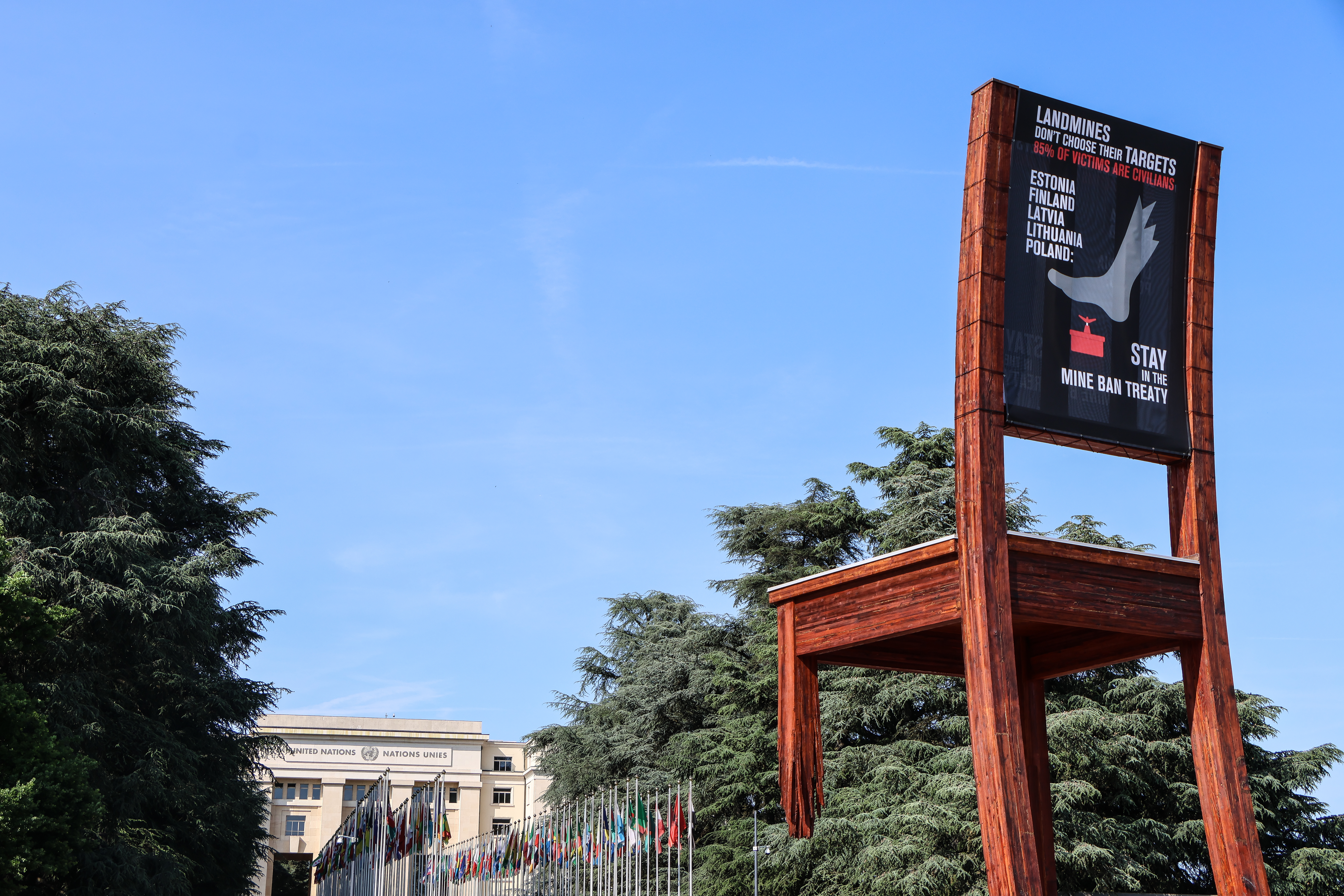 a bannière installée du 2 au 27 juin sur Broken Chair face aux palais des Nations unies, par la Campagne internationale pour l’interdiction des mines antipersonnel (ICBL) et Handicap International. 