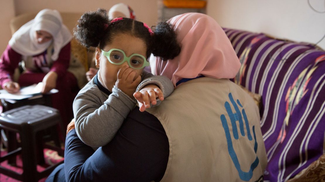 Safaa ist zwei Jahre alt und leidet an zerebraler Kinderlähmung