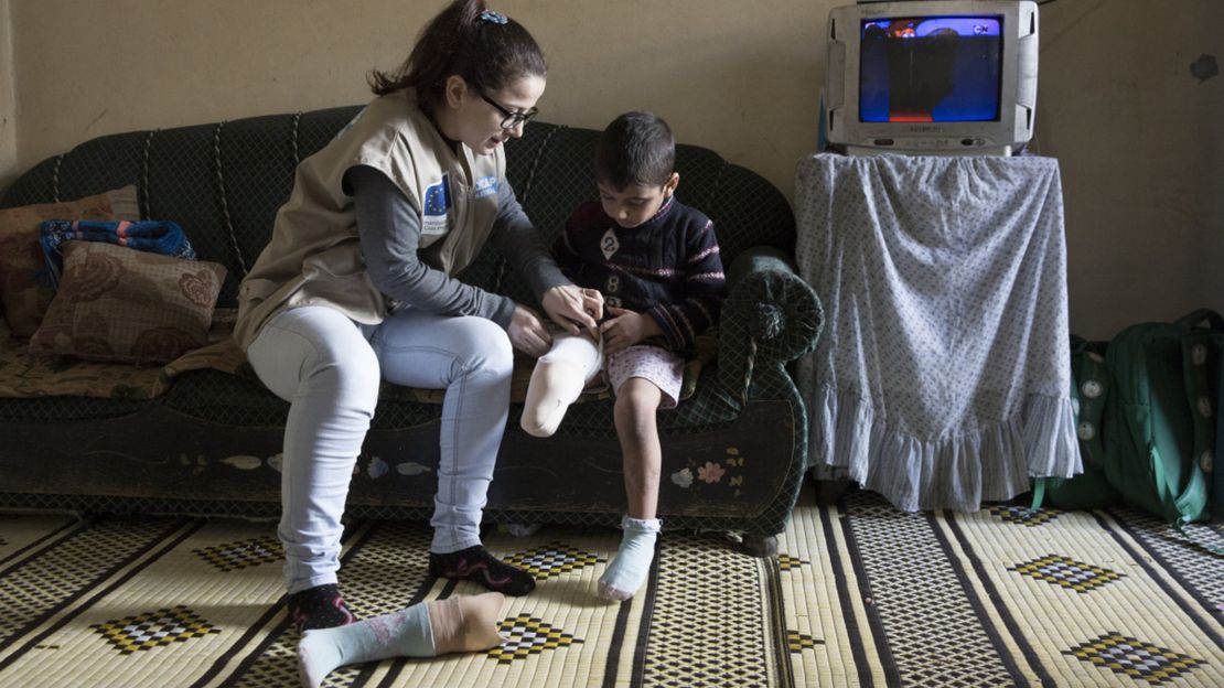 Khaled war erst ein Jahr alt, als er bei einer Bombardierung in Syrien sein Bein verlor.