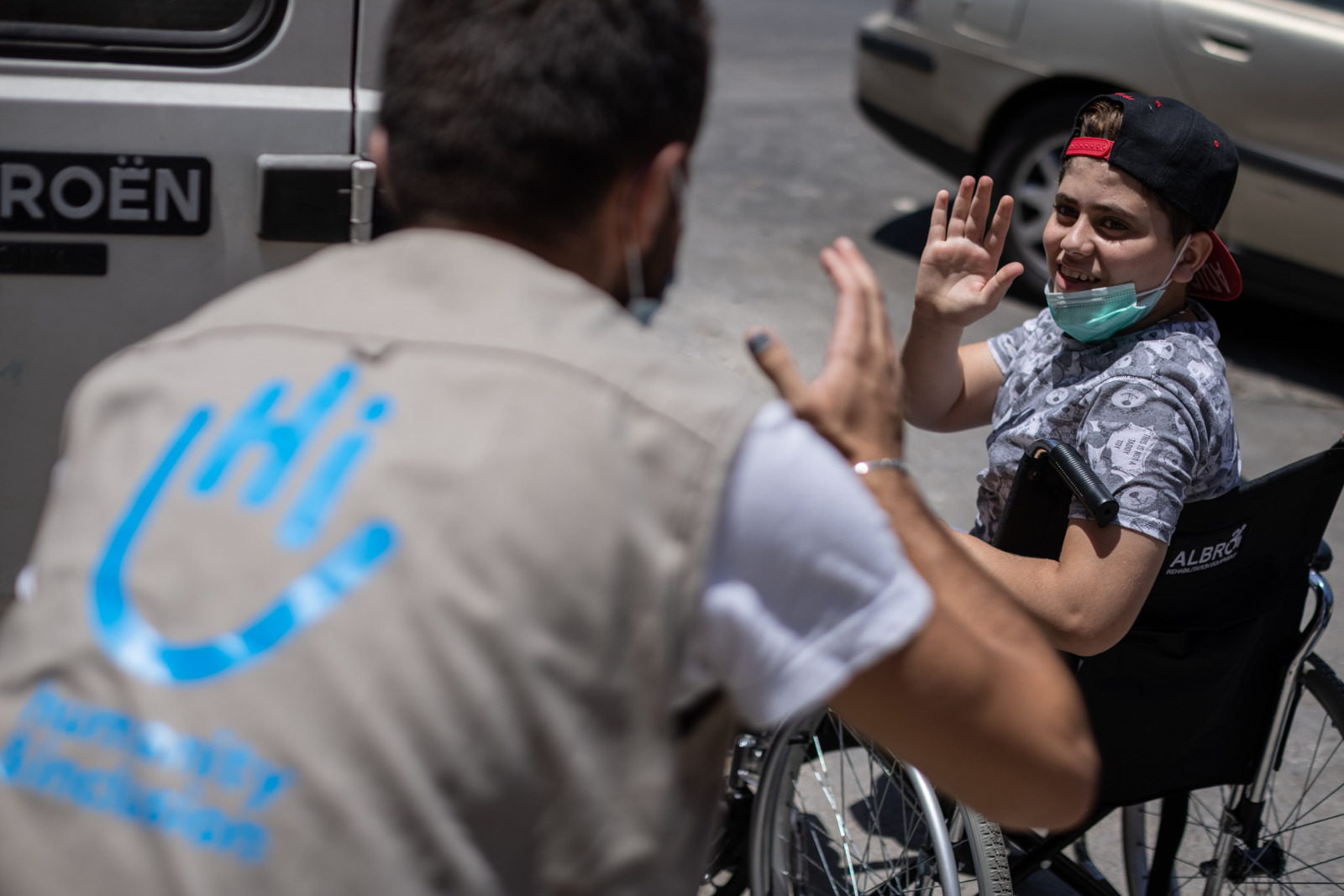 Mohammed, originaire de Syrie, participe à une séance de physiothérapie à Musawat, un centre de physiothérapie, partenaire de HI, dans le camp de réfugiés de Mar Elias, à Beyrouth, au Liban.
