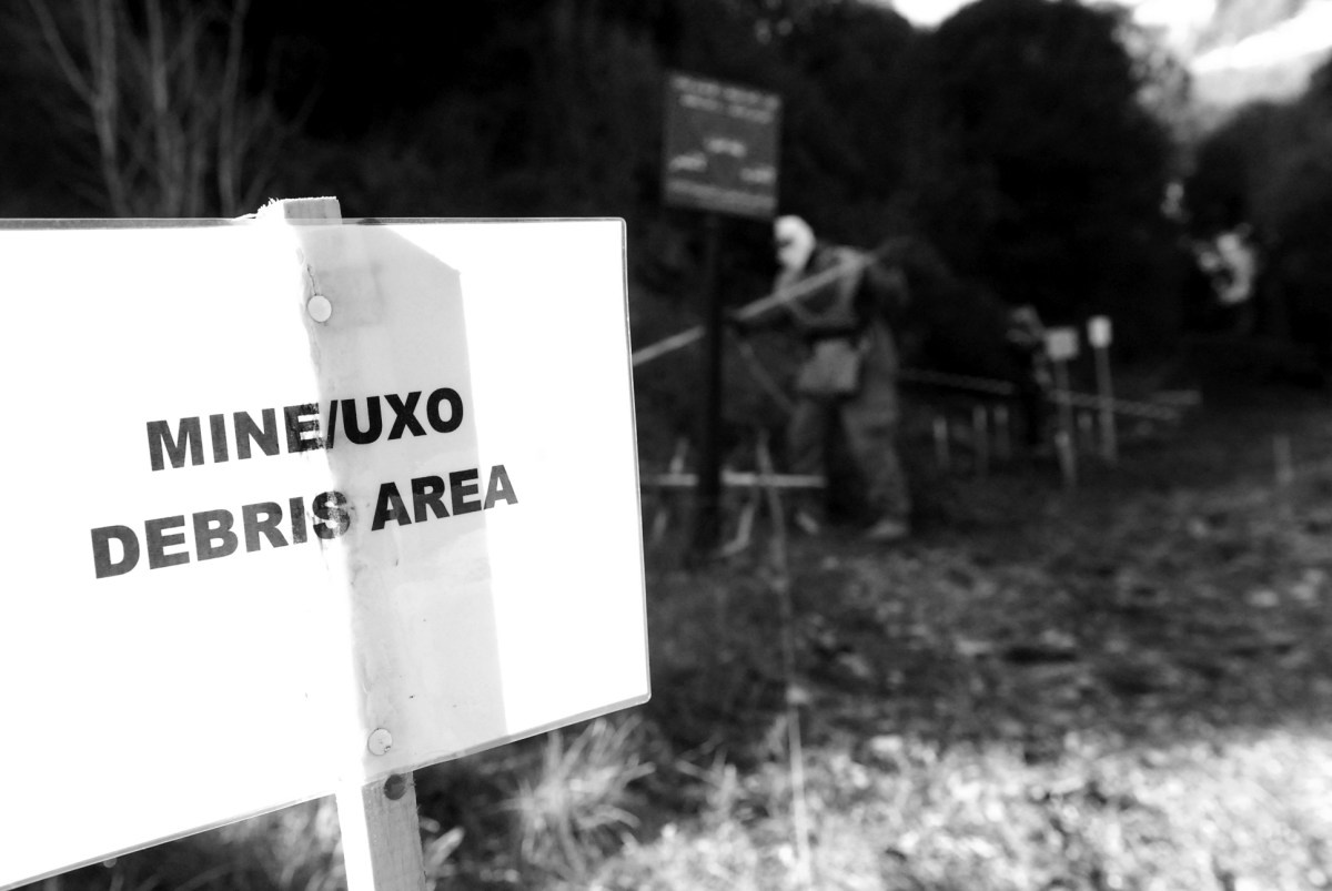 Panneau sur lequel il est écrit : Mines / UXO, debris area 