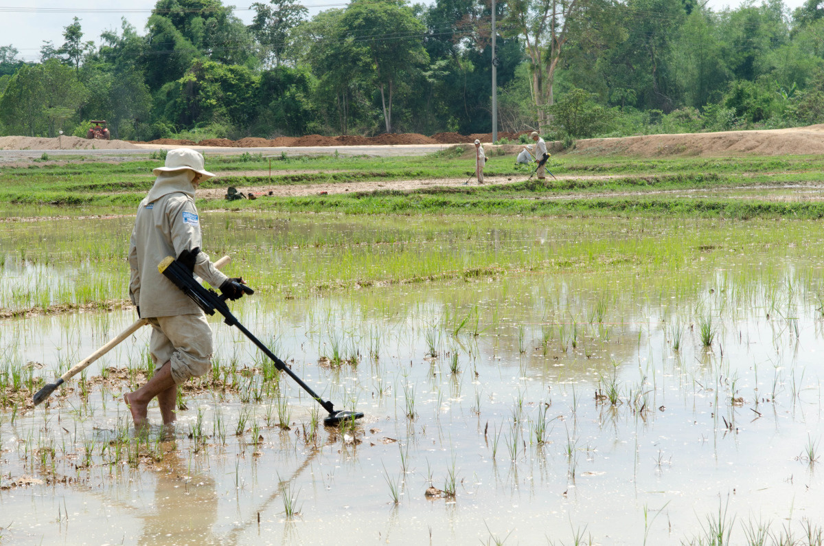 Räumung von durch Minen verseuchtem Land in Laos
