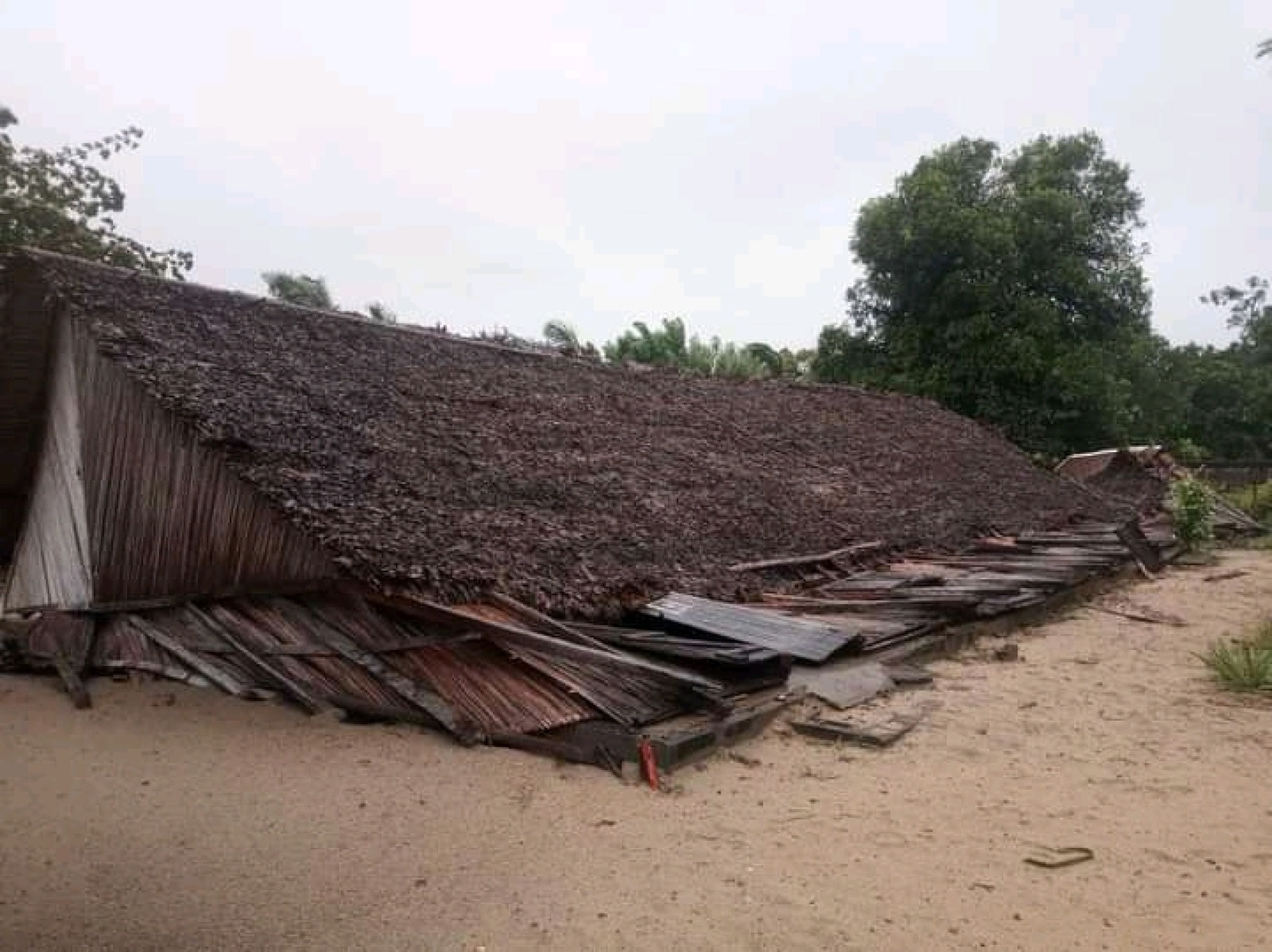 Une maison ecrasée suite au cyclone BATSIRAI.  