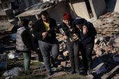 08/02/2023. Hatay, Turquie. Des équipes de recherche et de sauvetage d'urgence fouillent dans les décombres des bâtiments détruits à Hatay, Antakya, en Turquie, suite aux récents séismes.