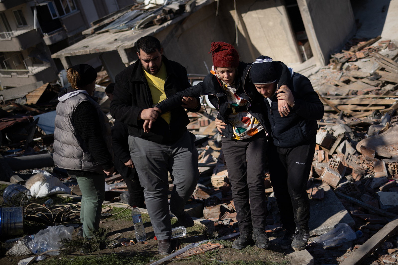 08/02/2023. Hatay, Türkei. Notfallsuch- und Rettungsteams durchsuchen die Trümmer von Gebäuden, die in Hatay, Antakya, Türkei, nach den jüngsten Erdbeben zerstört wurden.