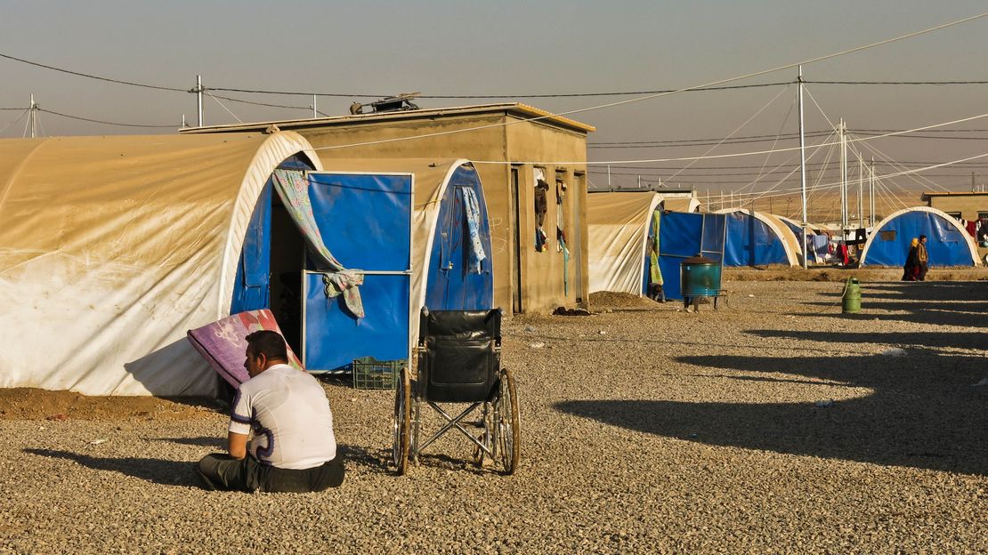 500'000 personnes sont toujours déplacées dans les camps et la vie de milliers de blessés est encore suspendue à des soins adaptés à leurs besoins. 