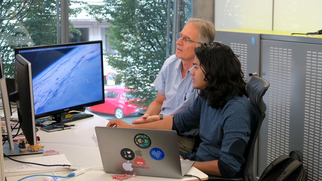 Paul Vermeulen, chef de projet Innovation stratégique au sein de HI et Sharada Mohanty, de la plateforme crowdAI, au campus Biotech de Genève pour s'entretenir à propos du Mapping Challenge
