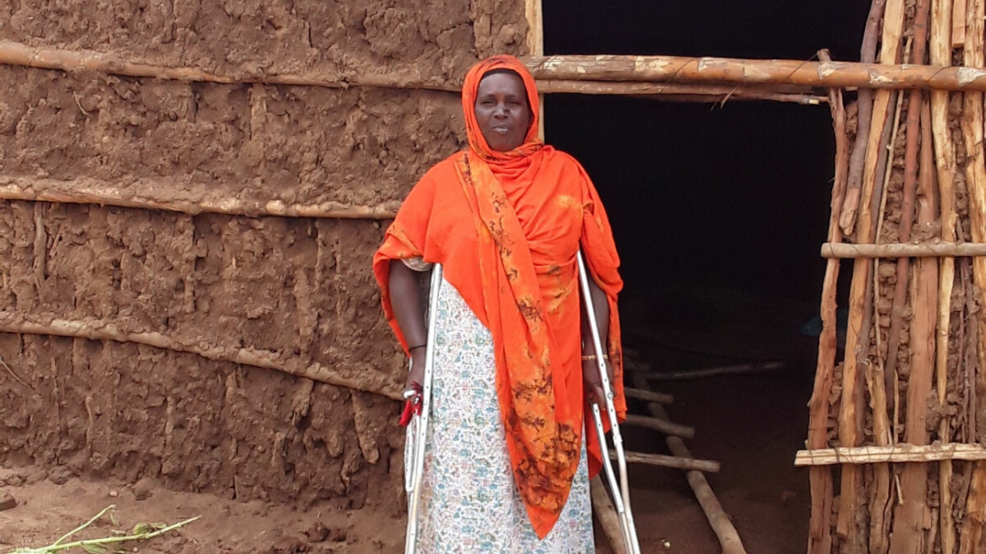 Meryam vor ihrem Haus in Äthiopien