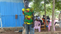 Mouch musste nach einem Schlangenbiss ein Bein amputiert werden und wird seitdem von Handicap International unterstützt. Er lebt im Flüchtlingslager Nguueyel.