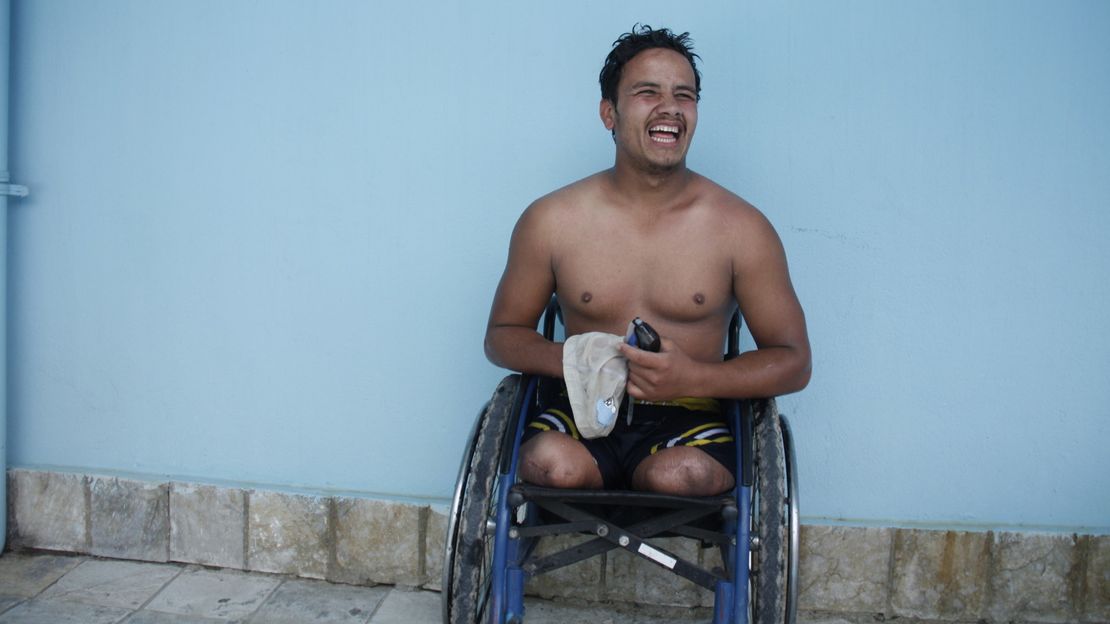 Ramesh, 20, hat beim Erdbeben in Nepal beide Beine verloren. HI half ihm mit Reha und zwei Prothesen. Heute trainiert er für die Aufnahme ins Schwimmteam für die Paralympischen Spiele. 