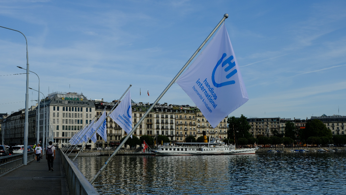 30 ans d'engagement depuis la Suisse : Handicap International pavoise le Pont du Mont-Blanc