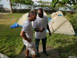 Anissa et Clément, membres de l'équipe d'urgence de HI, devant le camp de HI à l'extérieur des Cayes après le tremblement de terre en Haïti. Août 2021.