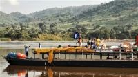 Notre équipe logistique charge des biens humanitaires pour le transport fluvial en République centrafricaine, 2021. 