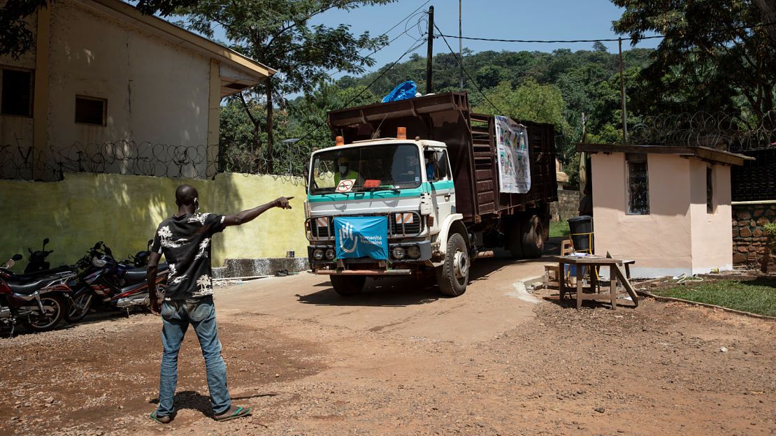 Beladen eines Lastwagens in der Zentralafrikanischen Republik zur Lieferung humanitärer Hilfsgüter 