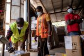 Chargement d'un camion à Bangui. La plateforme logistique de HI a permis à 39 organisations d'envoyer du matériel dans 47 destinations en République Centrafricaine.