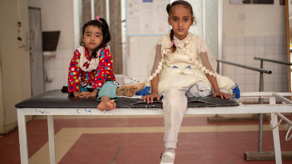 Erada, junge Patientin im Alter von sieben Jahren, hat bei einem Bombenangriff ein Bein verloren. Das Bild zeigt sie im Reha-Zentrum von Sanaa 