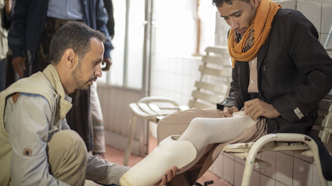 Aiman Al Mutawaki, physiothérapeute principal du centre de rééducation de Sana'a, s'occupe d'un patient 