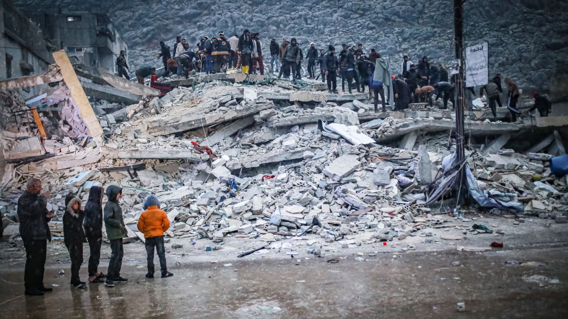 Ein Blick auf die Trümmer eines eingestürzten Gebäudes nach dem Erdbeben in Idlib, Syrien, am 6. Februar 2023.