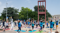 Pour enbleu, cours de yoga inclusif à la place des Nations