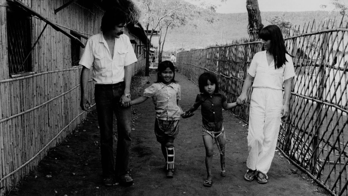 Jean Baptiste und Marie Richardier mit 2 Begünstigten, Mom und Emilie Pin Vath, in den 1980er Jahren.