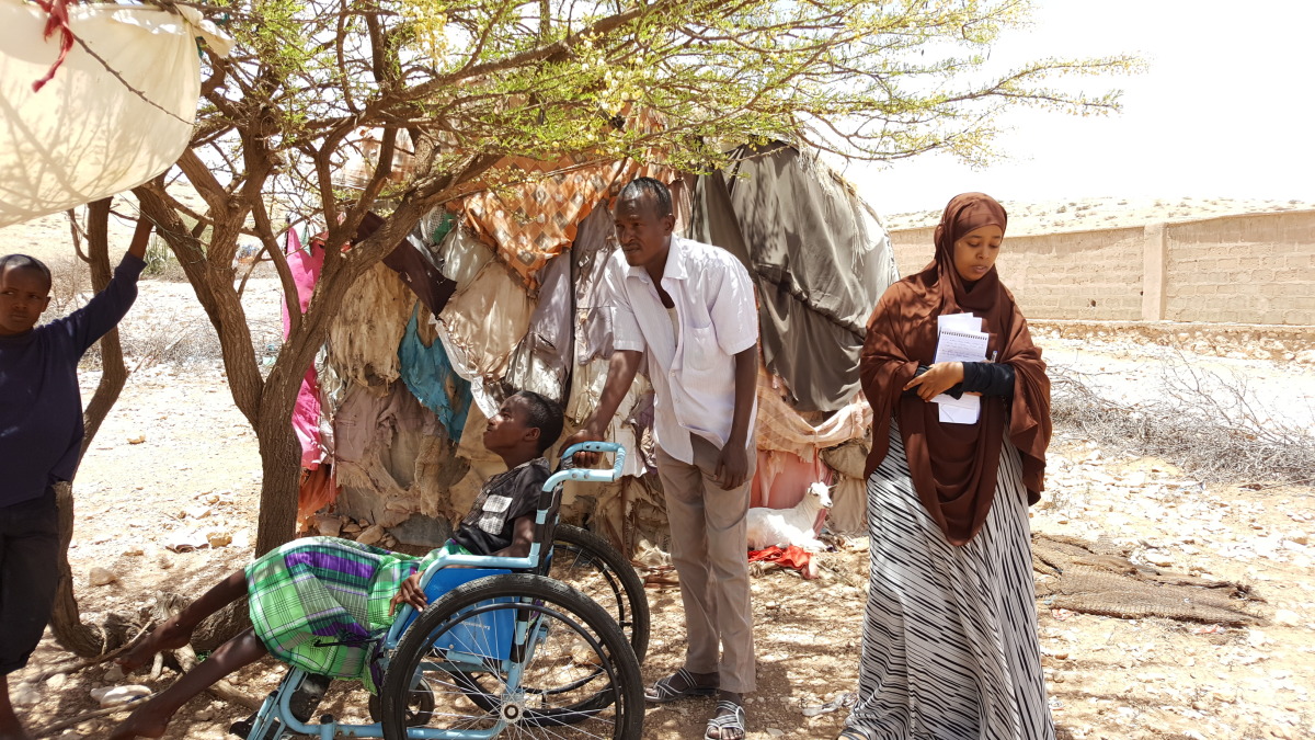 Enfants handicapés entourés de leur famille, déplacés par la sécheresse au Somaliland. 2017