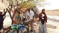 Enfants handicapés entourés de leur famille, déplacés par la sécheresse au Somaliland. 2017