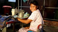 Au Cambodge, Srey Nuch a lancé sa petite entreprise de couture.