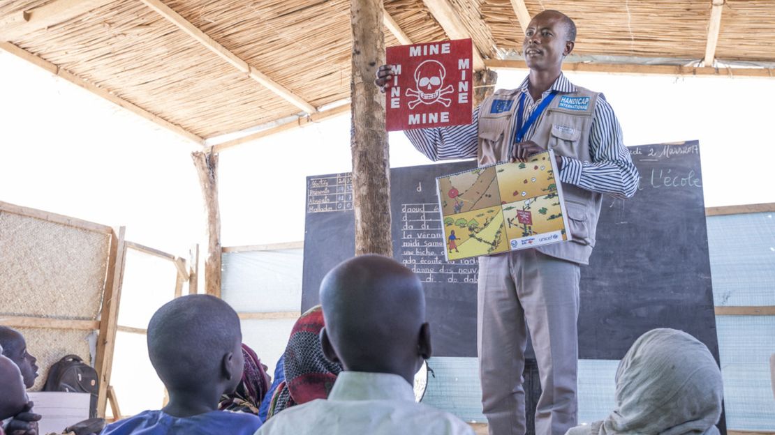 Ein HI Mitarbeiter leitet eine Risikoaufklärung für Kinder in einer Schule in der Tschadsee-Region