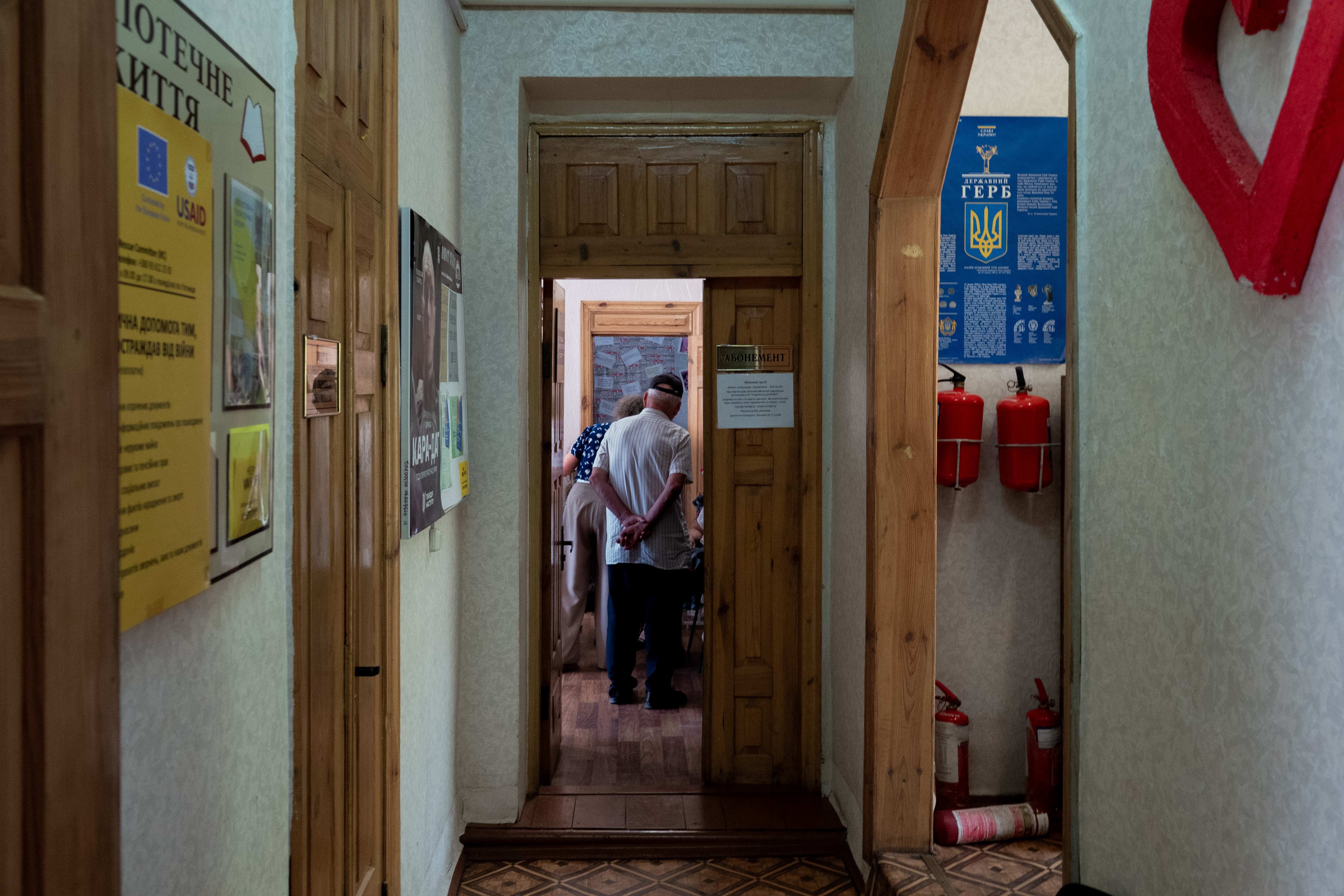 Ukrainische Vertriebene warten darauf, von den Schutzteams von HI in der Kinderbibliothek von Yurivka im Osten der Ukraine empfangen zu werden.