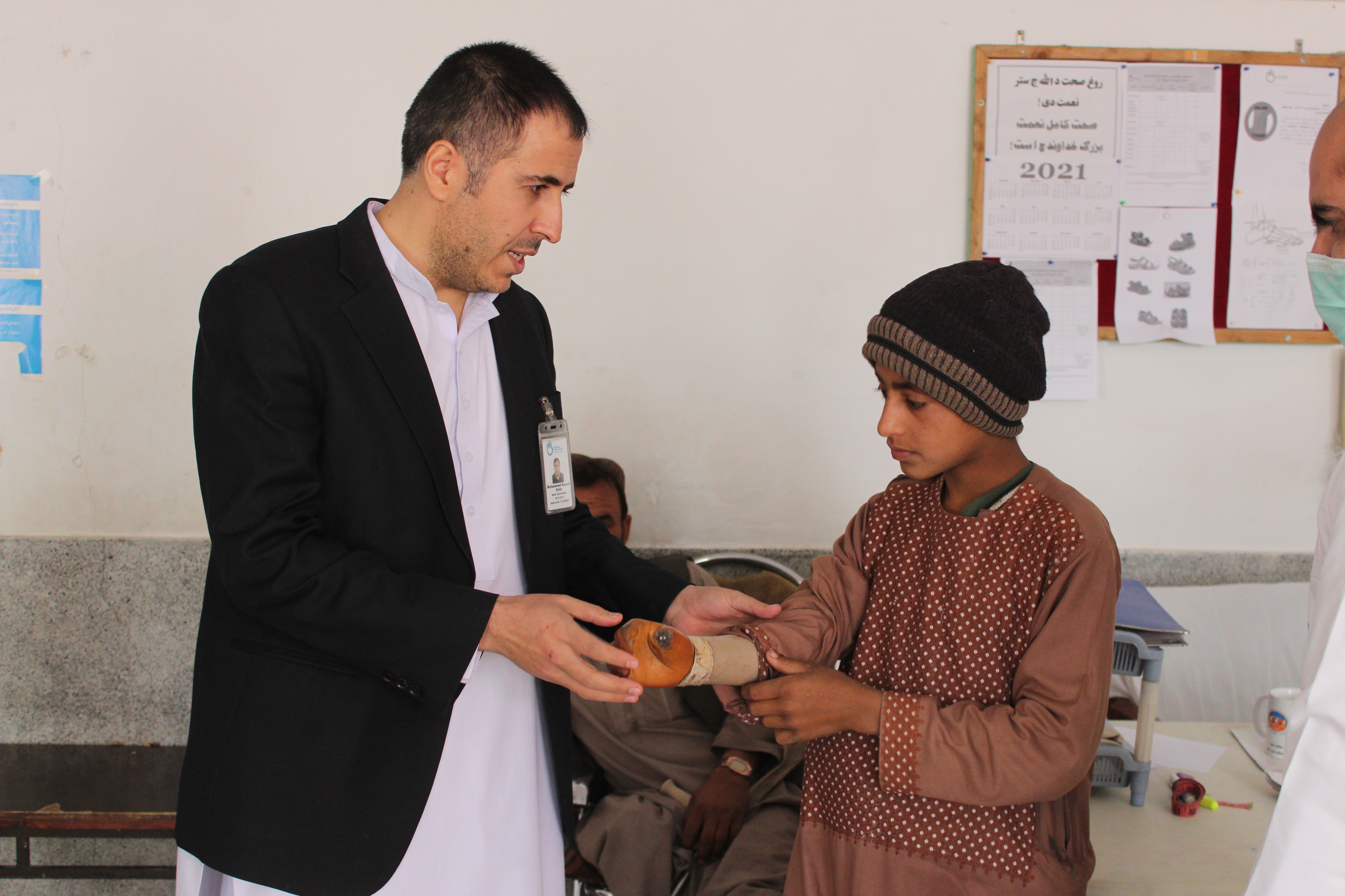 Mohammad au centre de réhabilitation HI de Kandahar en compagnie de Sulaiman. Il a perdu son avant-bras dans une explosion dans son jardin. 