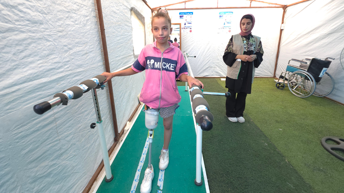 A Gaza, Malak marche à nouveau grâce à une prothèse