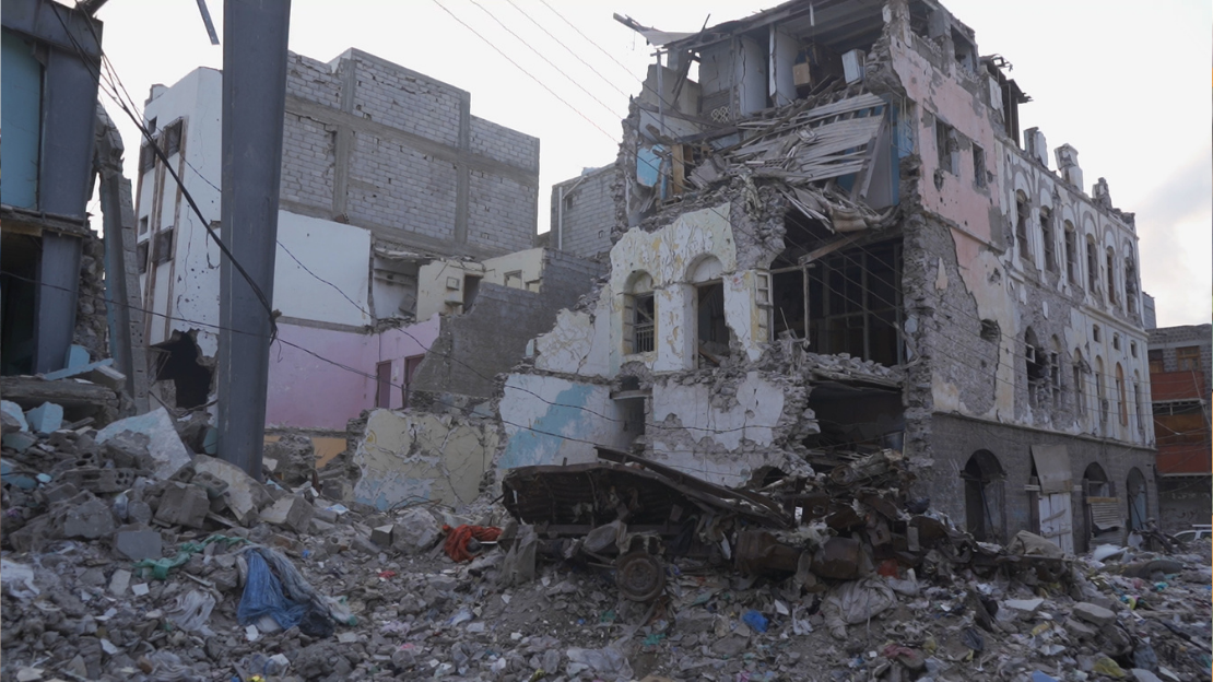 Exemples de destructions importantes à Aden, dans le sud du Yémen.