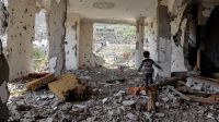 Un enfant yéménite marche dans les décombres d'un bâtiment détruit lors d'une frappe aérienne dans la ville de Taez, dans le sud du pays. 