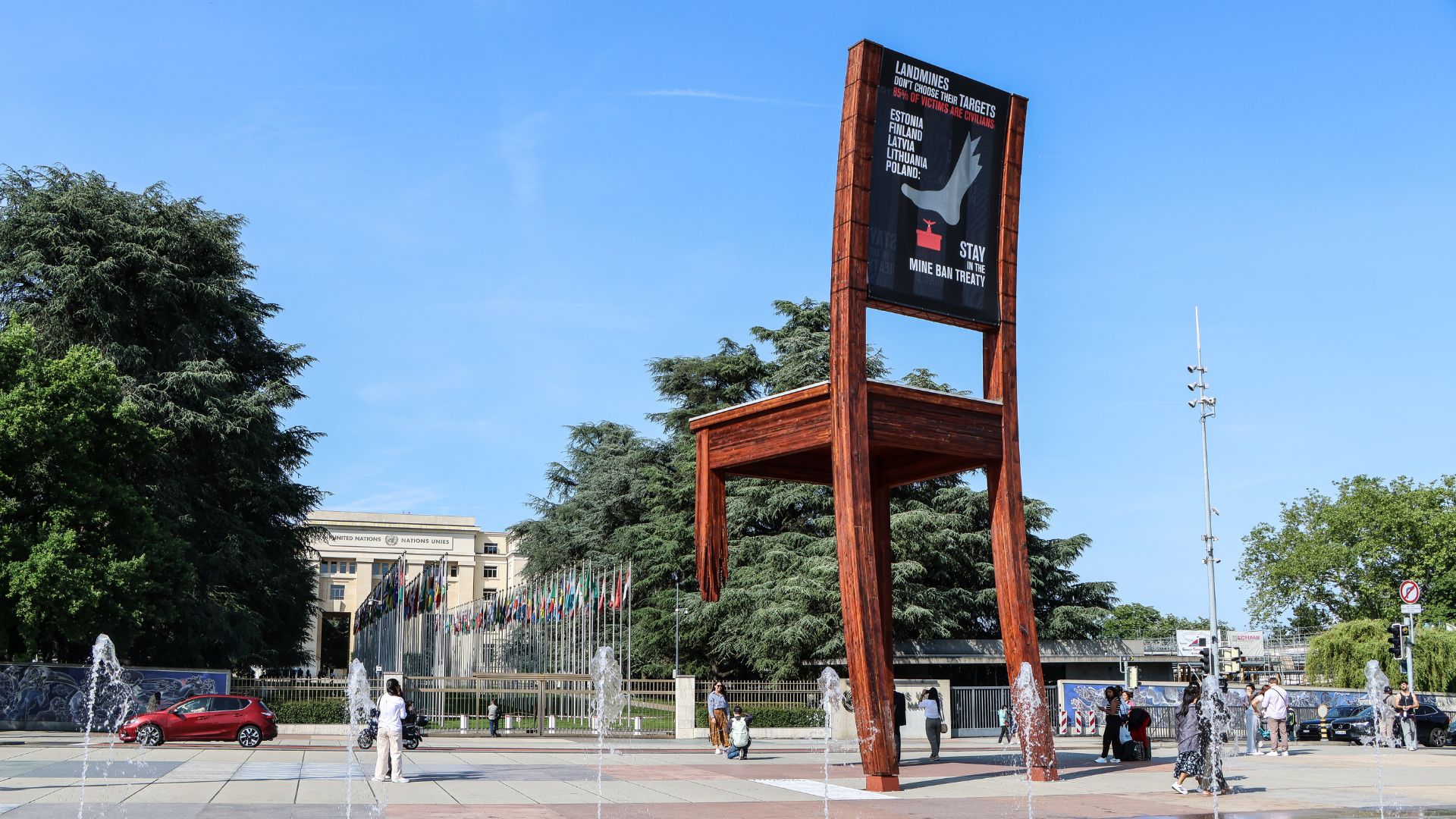 Seitenansicht des Broken Chair in Genf