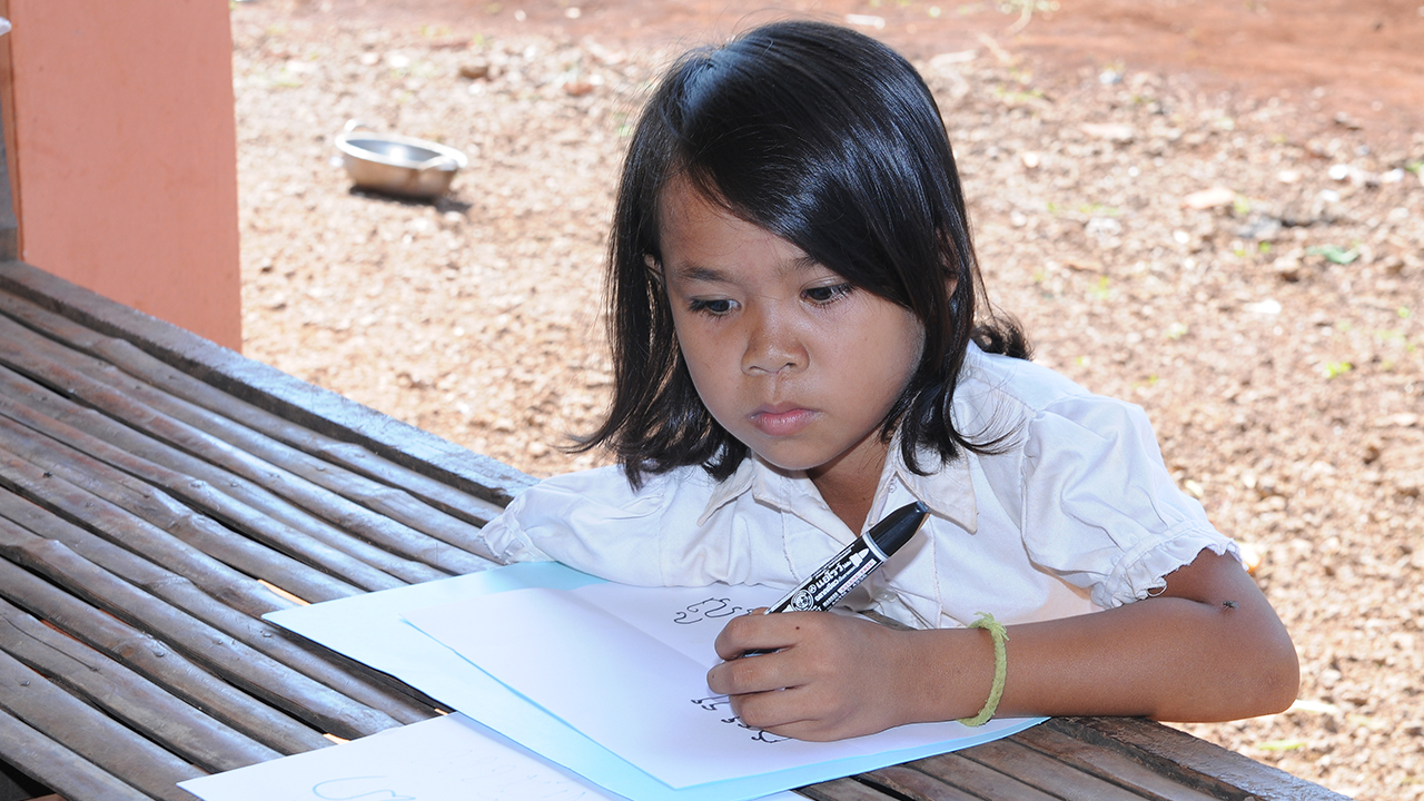 Kanhara lernt mit der linken Hand schreiben und kann bald sehr schnell lesen.