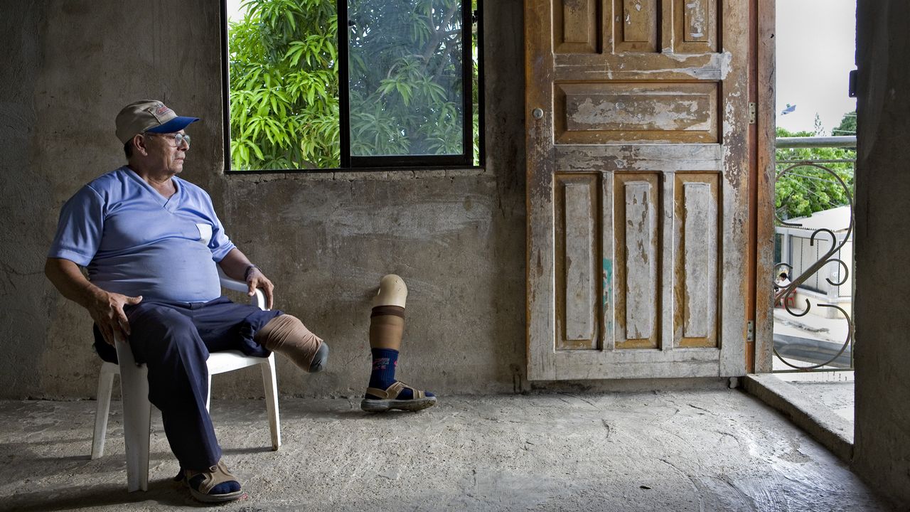 Carlos Filo, une victime de mine antipersonnel, est assis chez lui