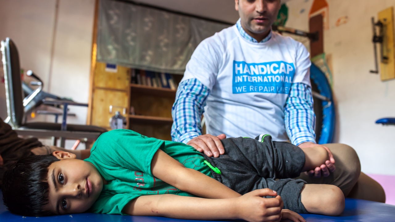 Fayaz bei einer Rehabilitationssitzung mit Muddasir Ashraf, Physiotherapeut