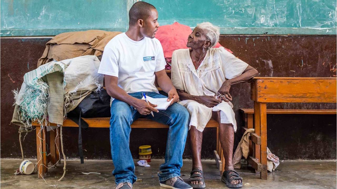 L'équipe de Handicap International avec Méralia Simon, 90 ans, qui a trouvé refuge au lycée Philippe Guerrier, aux Cayes 