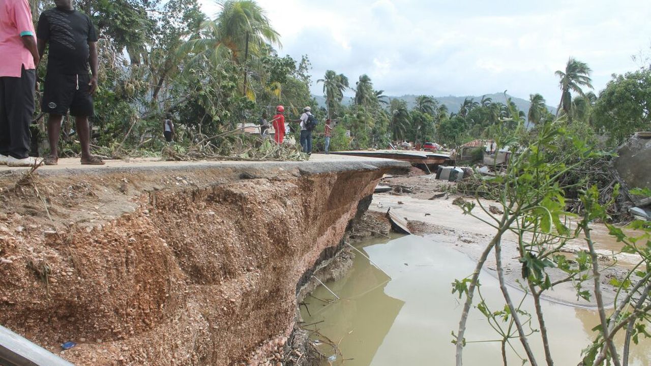 Route détruite dans le sud d’Haïti après le passage de l'ouragan Matthew