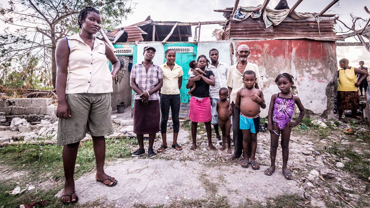 Inès Virgile devant sa maison détruite par l’ouragan