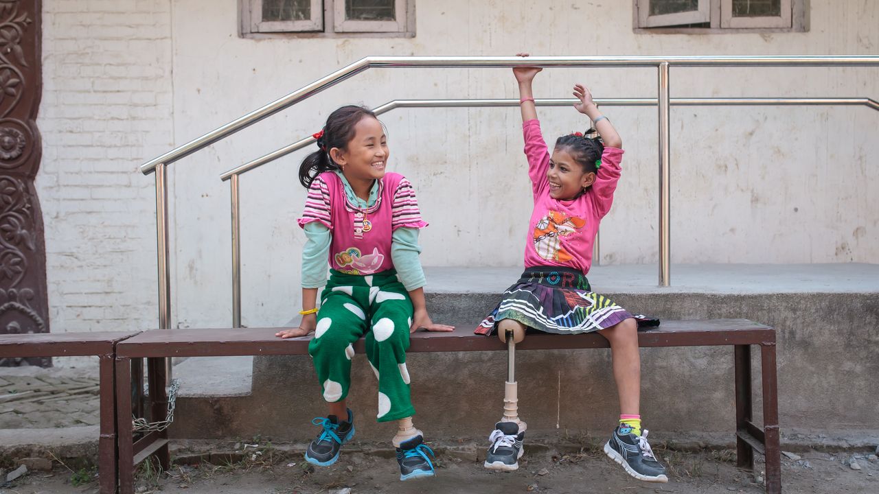 Nirmala et Khembro, wurden während dem Erdbeben schwer verletzt. Ihnen musste jeweils ein Bein abgenommen werden. Im Oktober erhielten sie ihre neuen Prothesen