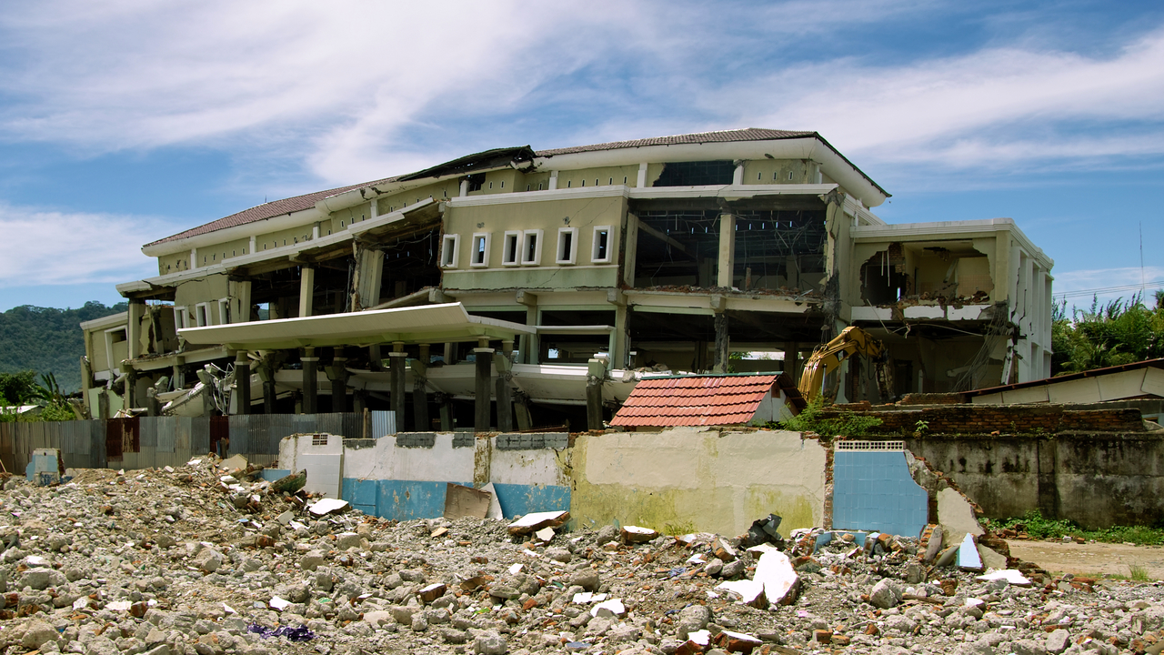 Ein von Trümmern umgebenes Gebäude auf der Insel Sumatra
