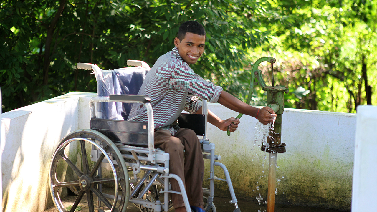 Dinesh Rana, 22 ans, essaie un fauteuil roulant pour accéder à une pompe à eau surélevée pour les personnes handicapées