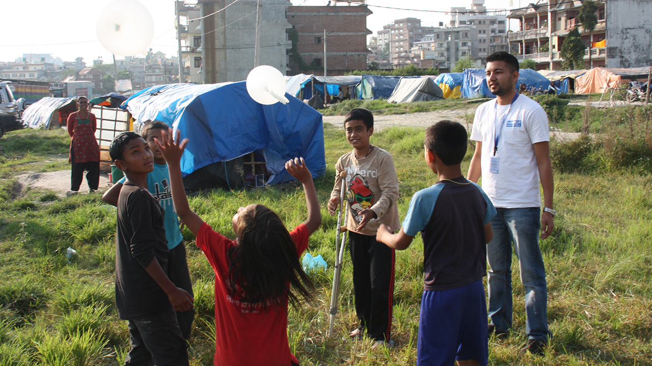 In einem Zeltlager auf unbebautem Gelände in Kathmandu leben Familien, deren Häuser vom Erdbeben zerstört wurden © Elise Cartuyvels / Handicap International