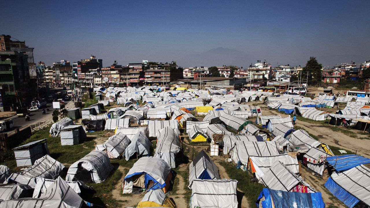 Un camp au centre de Kathmandou, 6 mois après le séisme d'avril 2015