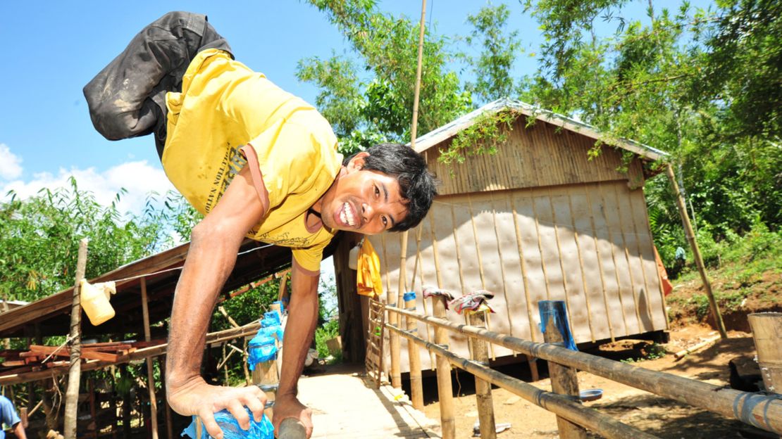 La maison de Roldan a été détruite suite au typhon Haiyan, il l’a reconstruite avec le soutien de HI.