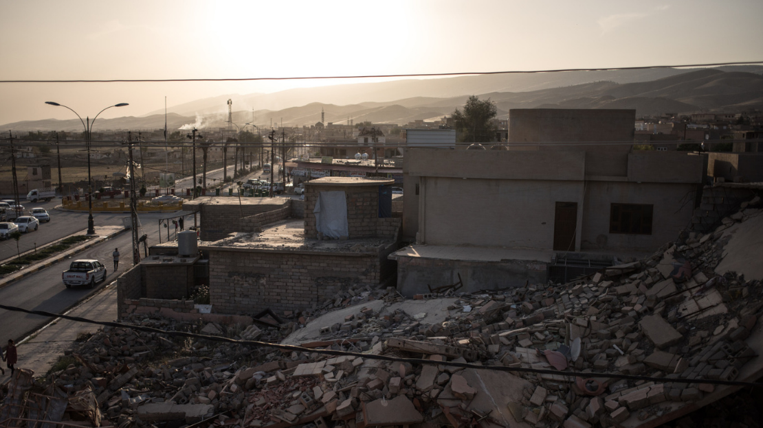 Un immeuble administratif du centre ville de Sinjar a été totalement détruit par les tirs de mortier lors des affrontements entre les forces coalisées et le mouvement État Islamique, entre 2016 et 2017, à Sinjar.