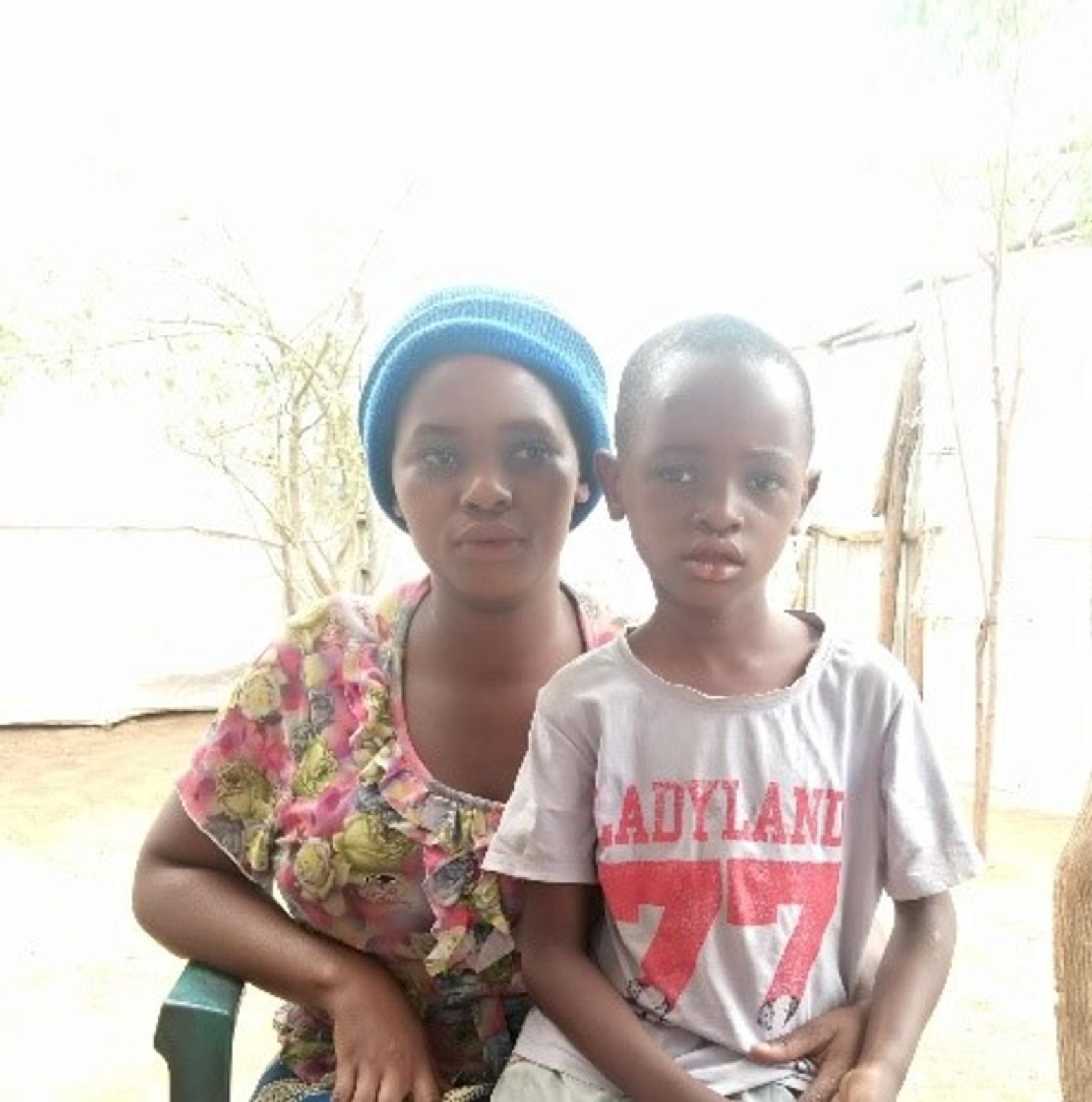 Rashid et Julienne, sa mère au camp de Kakuma au Kenya en avril 2022