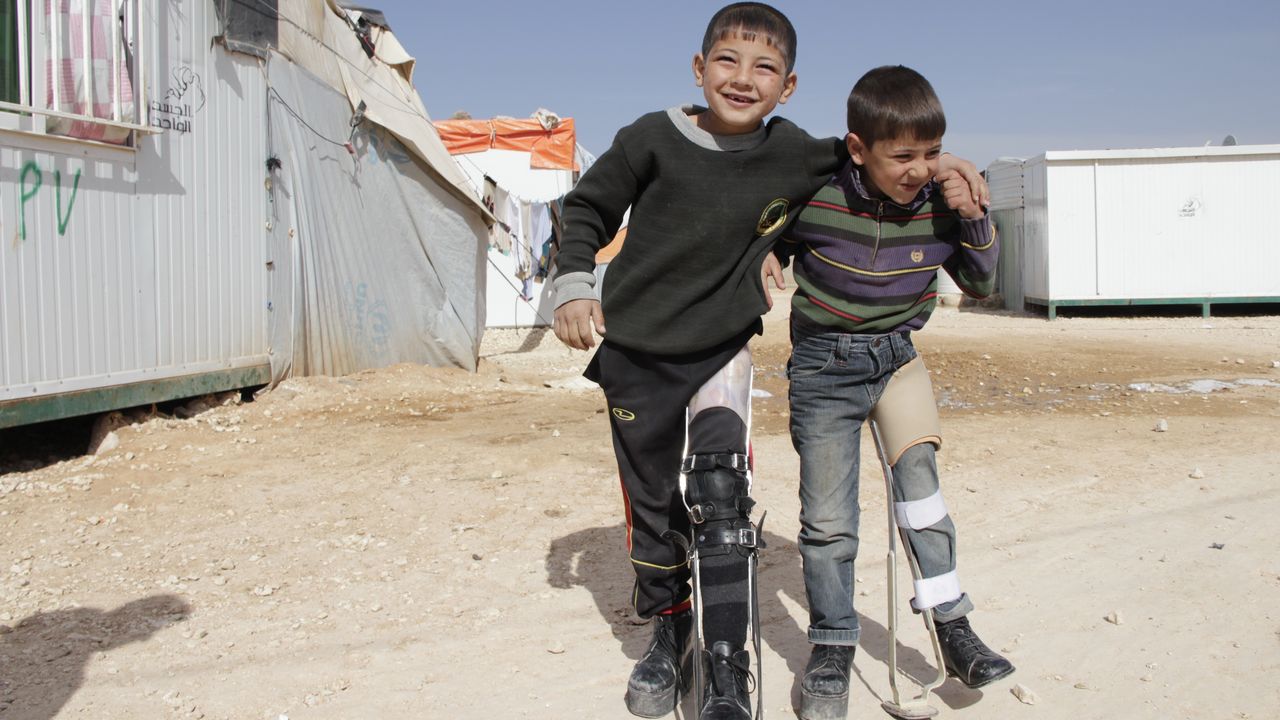 Mahmoud vit dans le camp de réfugié de Za'atari en Jordanie. Il est atteint de la maladie de Perthes.